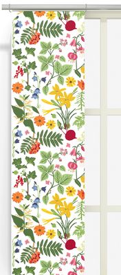 Två Hedemora panelgardiner med livfulla botaniska tryck inklusive flora och fauna på en klar vit botten, designade av Edholm Ullenius
