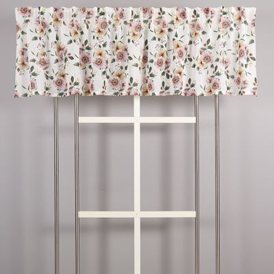 Olivia gardinkappa i offwhite upphängd på gardinstång mot ljusgrå vägg, visar blommönster och skir tygkvalitet.