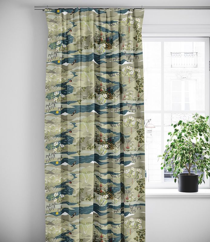 Fjällvandring blå-beige gardiner med ett stort mönster- nordisktextil.se