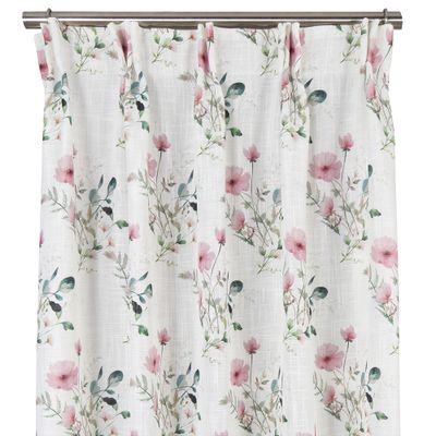 Lilly gardin med ett ljuvligt blommigt mönster i rosa och gröna toner på ett luftigt tyg. Perfekt för att skapa en romantisk och harmonisk atmosfär i hemmet.