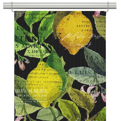 Svart panelgardin med mönster av citroner, blad och rosa blommor upphängd framför ett fönster.
