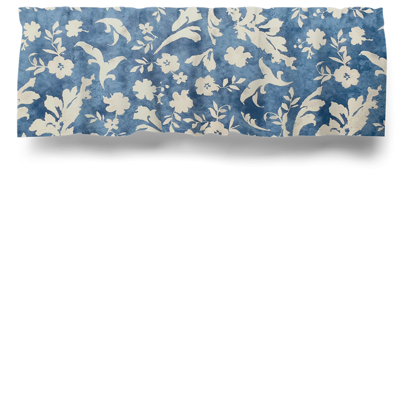 Blå gardinkappa med blommor och blad i en beige färgställning.