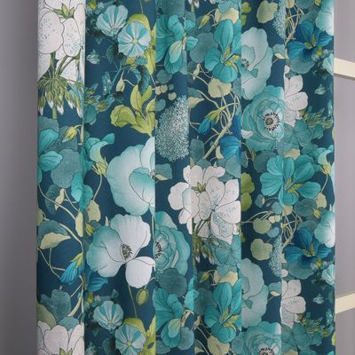 Detaljvy av Capucine blå gardin som visar det botaniska trycket i klara nyanser.