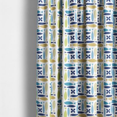 Gardiner sydda i Fina fisken turkos tyg med retroinspirerat fiskmönster i blå och gröna toner.