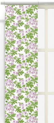 Närbild som visar detaljerna i pelargonblommorna och bladens livfulla struktur på gardinen.