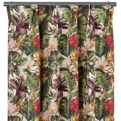 Gardiner med stora blad och växtmotiv i grönt, rött och beige upphängda på stång