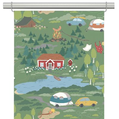 Grön panelgardin med mönster av röda stugor, sjö, skog, tält, husvagnar och bilar i mjuka gröna och blå toner.
