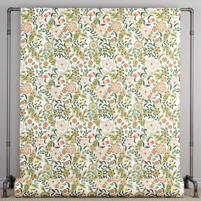 Tyg uppspänt i helbredd med ljust och naturinspirerat blommönster