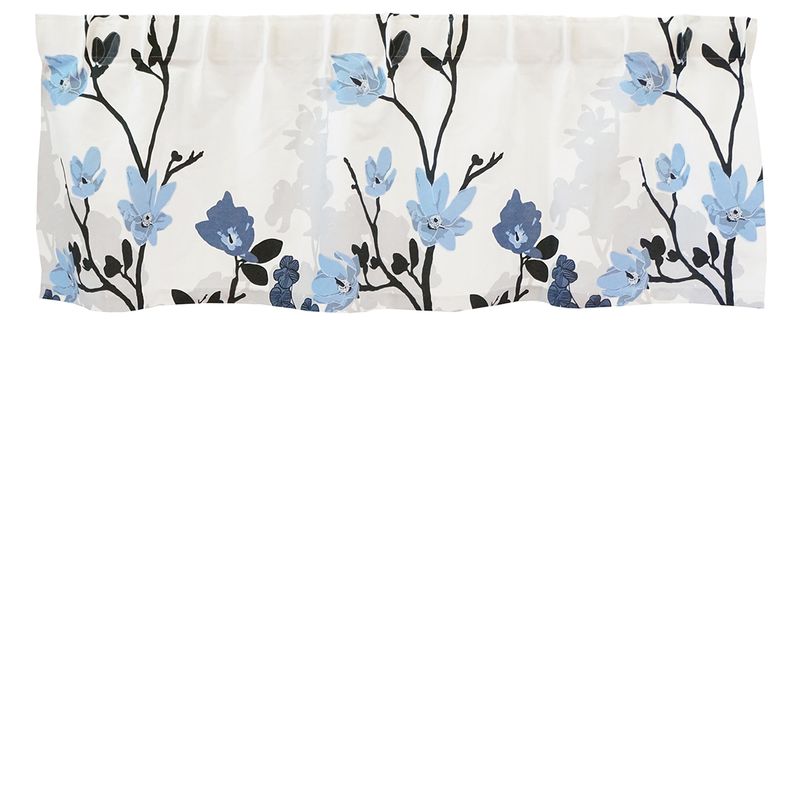 Gardinkappa på metervara med blad och ljusblå blommor från Arvidssons Textil.