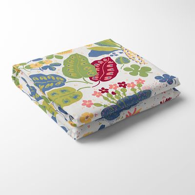 Vikt bordsduk med färgglatt blommönster i grönt, blått, rött och gult på vit botten