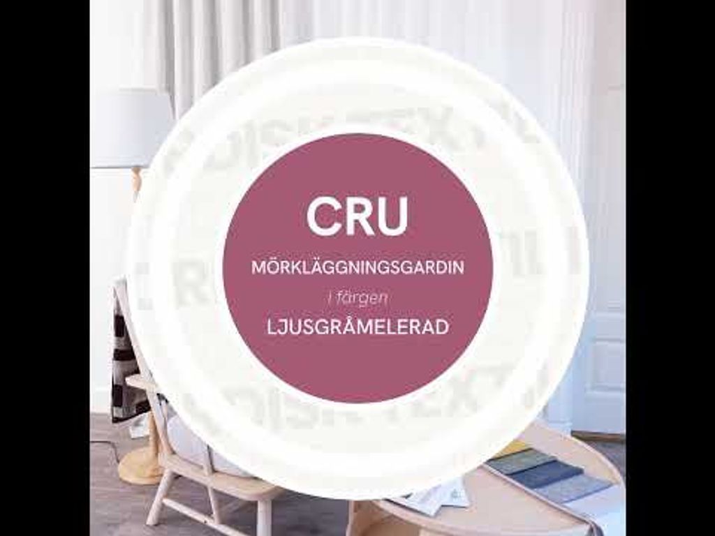 Rörlig video i vardagsrumsmiljö där Cru ljusgråmelerad mörkläggningsgardin visas tillsammans med ljus träfåtölj, mörk kudde, pläd, kaffekopp och tygprover.
