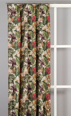 Gardiner med bladmotiv i grönt och rött vid fönster i ljus interiör
