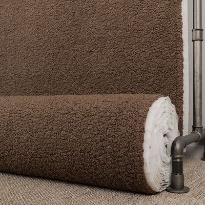 Sheep mullvad möbeltyg på rulle som visar tjock struktur och mjuk yta