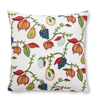 Melora kuddfodral 50x50 cm med mönster av röda blommor, frukter och gröna rankor på vit botten.