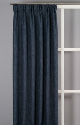 Blå 100% mörkläggande gardin i djup ton monterad i fönster.