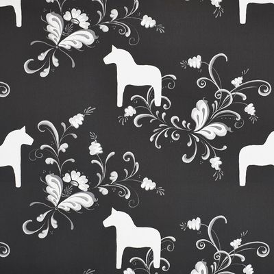 Kurbits svart-grå tyg med dalahästar och kurbits från Arvidssons textil