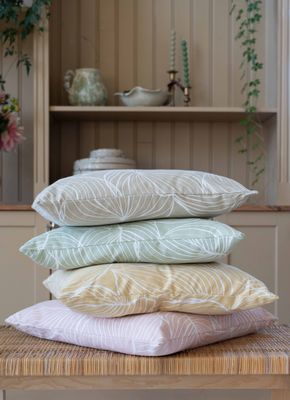 Tilda kuddfodral staplade i rosa, gul, grön och beige färg