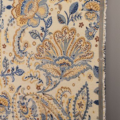 Närbild av Noori gobeläng som visar vävens struktur och paisleymotiv i blå och beige ton