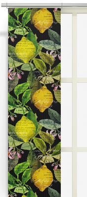 Panelgardin med färgstarka citrusfrukter och blad i akvarellstil mot svart textbakgrund, i modern miljö.
