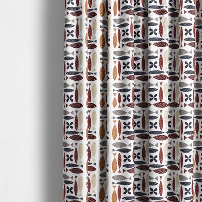 Gardiner sydda i Fina fisken rost tyg med retroinspirerat fiskmönster i varm färgskala.