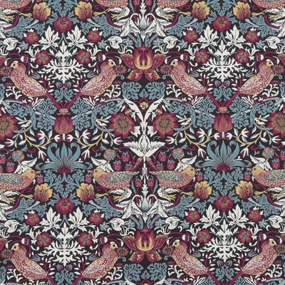 Digital tryckt tyg med William Morris mönster för gardiner, inredning och lättare möbelklädnad. Tyg med jordgubbar, blommor och blad.