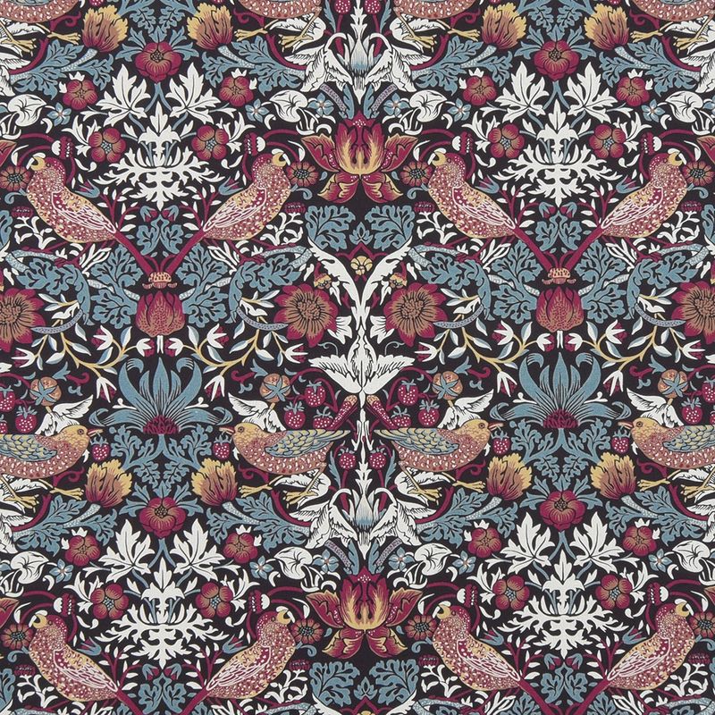 Digital tryckt tyg med William Morris mönster för gardiner, inredning och lättare möbelklädnad. Tyg med jordgubbar, blommor och blad.
