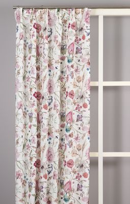 Gardin upphängd i ljust rum, Alma offwhite med livfullt blommönster och mjukt ljusinsläpp