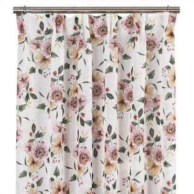 Närbild av Olivia gardin i vit bas med romantiskt blommönster i rosa, gult och grönt