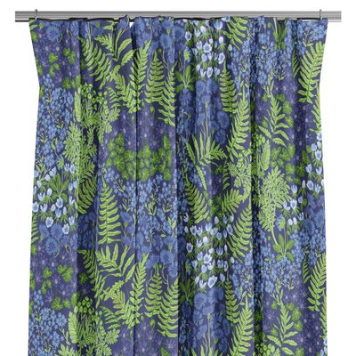 Närbild på gardinen Blå Blom blå med mönster av blå blommor och gröna blad mot mörkblå bakgrund.