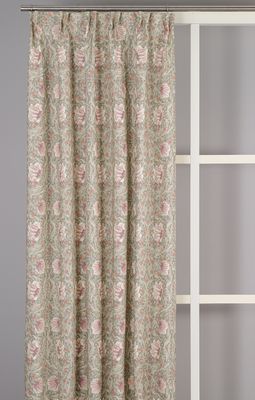 Grace gardiner i dimmgrön färgställning upphängda i rumsmiljö