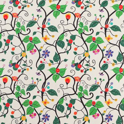 Närbild på Rauma Garden gardintyg med färgstarka blommor, blad och rankor mot ljus bakgrund.