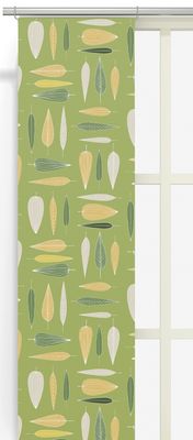 Grön panelgardin med bladmönster upphängd framför fönster