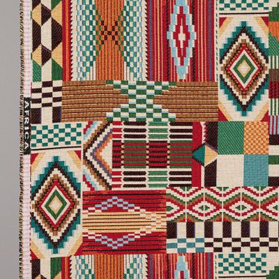 Närbild av möbeltyget Africa multi från Safeco med varierade geometriska former, ränder, rutor och romber i flera färger.