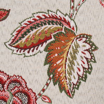 Detaljbild av Safeco Palampore beige som visar den vävda strukturen och ett flerfärgat blommotiv med blad i rött, grönt och ockra.