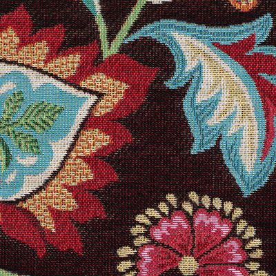 Närbild på Shaman svart möbeltyg som visar den garnfärgade jacquardvävens struktur och invävda blommönster i flera färger.