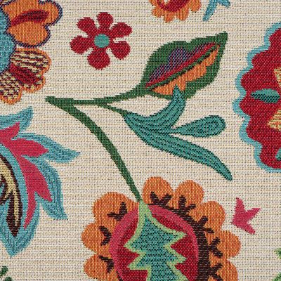 Närbild på Shaman beige möbeltyg som visar den garnfärgade jacquardvävens struktur och invävda blommor och blad i flera färger.