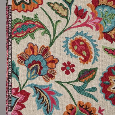 Detaljbild av Shaman beige jacquardtyg med dekorativa blommor och blad i turkos, orange, rosa och grönt mot beige botten.