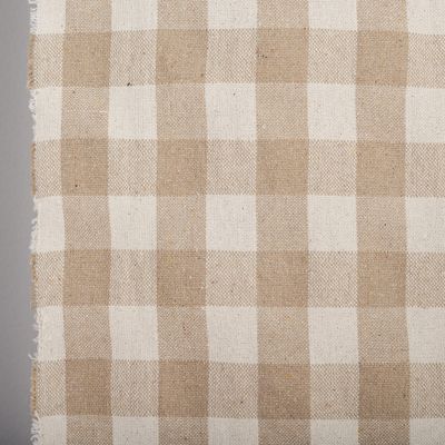 Närbild på Celestine beige från Safeco där vävens struktur och de beige och offwhite rutorna framträder tydligt.