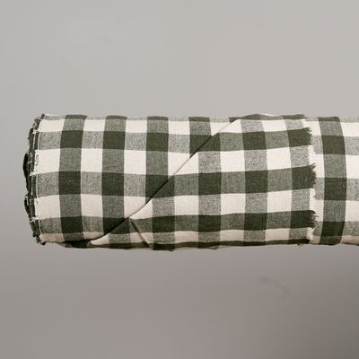 Celestine khaki rutigt tyg upphängt i full bredd med regelbundet rutmönster i khaki grönt och naturvitt.