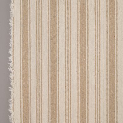 Närbild av Eugen beige som visar de vävda ränderna i olika beige nyanser och tygstruktur.