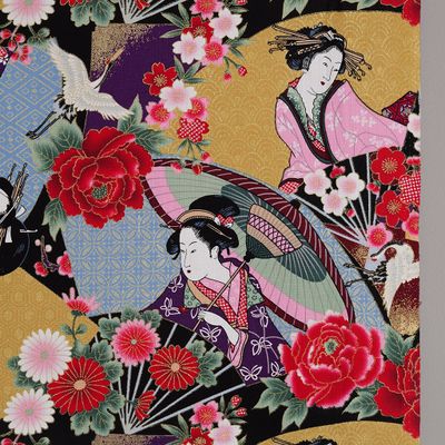 Närbild av Sayuri bomullstyg med kvinnor i traditionella kläder, stora röda blommor, solfjädrar och blommande grenar.