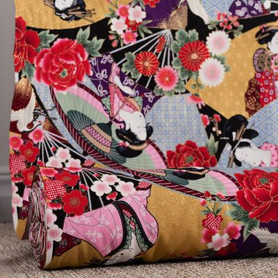 Sayuri tyg på rulle med detaljrikt tryck i rött, rosa, guld, blått, grönt, lila och svart.