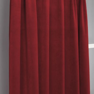 Velvet vinrött sammetstyg upphängt som gardin med mjuka veck och ett elegant fall.