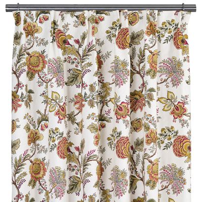 Heritage gardiner med vinrött blommönster på ljus botten