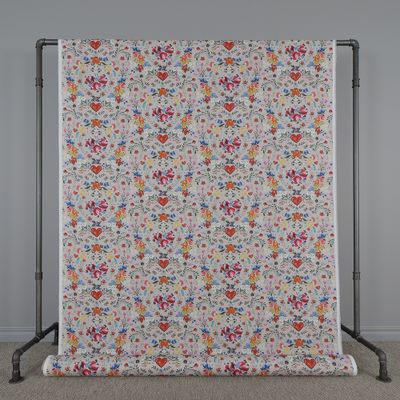 Folkkonst-tyg i 100% bomull med en rik palett av handmålad-liknande kurbits, florala motiv och hjärtan, 140 cm bred och 205g/m²