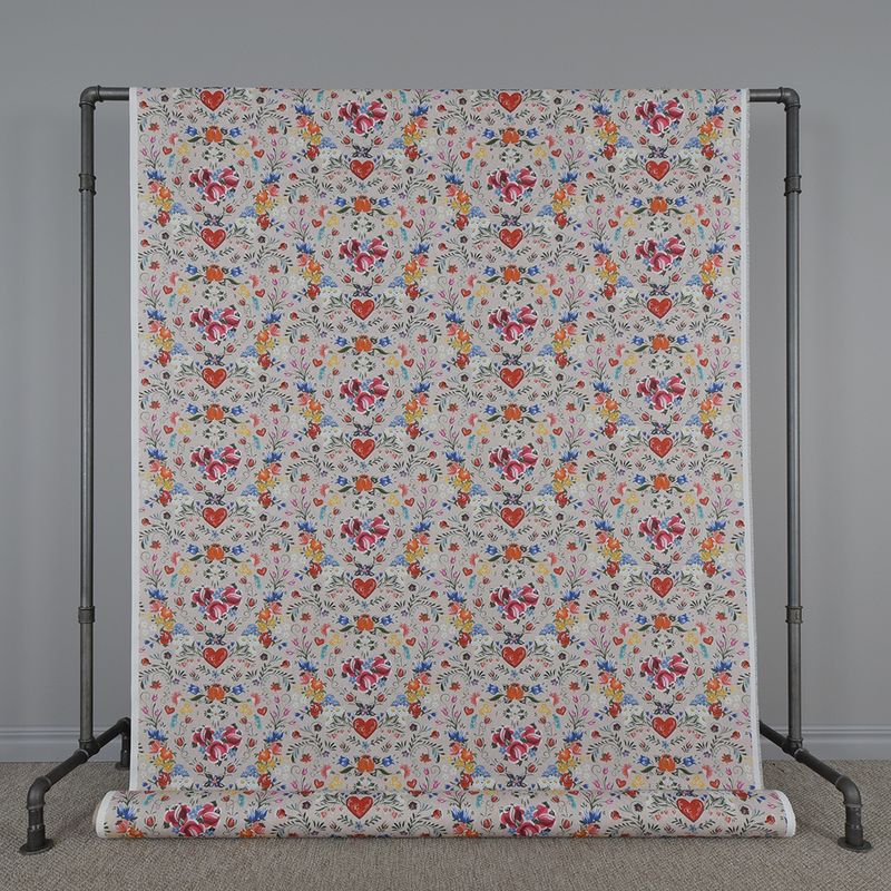 Folkkonst-tyg i 100% bomull med en rik palett av handmålad-liknande kurbits, florala motiv och hjärtan, 140 cm bred och 205g/m²