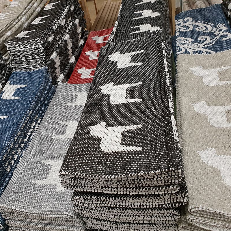 Kurbits svensktillverkad matta i ftalatfri pvc med en underbar design med dalahästar i 5 färgställningar