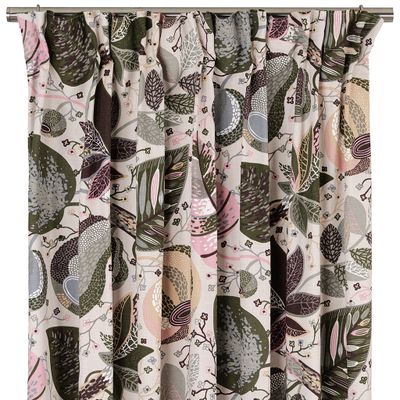 Adam och Eva gardiner i beige-rosa med grafiskt blad- och fruktmönster, upphängda på gardinstång mot ljus bakgrund.