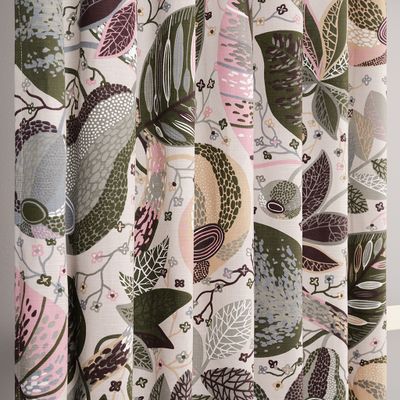 Närbild av Adam och Eva gardiner i beige-rosa som visar tygets struktur, mjuka veck och det detaljrika mönstret.