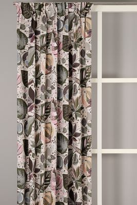 Adam och Eva gardiner i beige-rosa draperade över gardinstång som framhäver mönster, fall och veck.